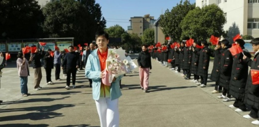 全运会冠军骆铭佩载誉回荆